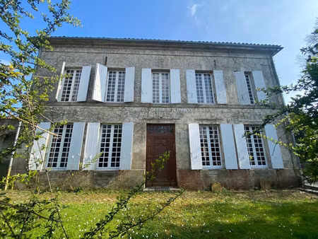 jonzac : ensemble immobilier avec 2 maisons  dépendances et parc