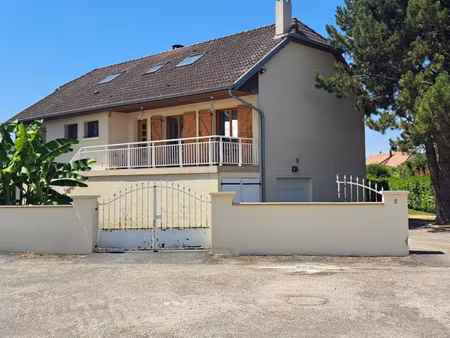 maison spacieuse sur vaste terrain