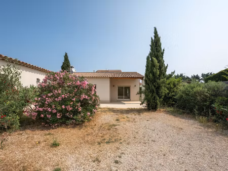 coeur de village: villa de plain-pied avec garage et jardin