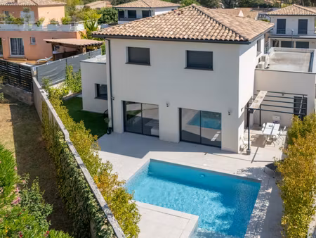 villa contemporaine de 140 m² avec piscine et suite parentale