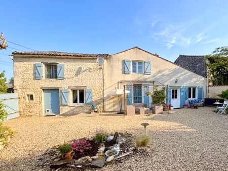 charmante maison rénovée avec piscine  au calme  commerces à 5 km