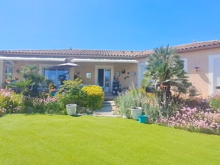 splendide villa de 140m² avec double garages/piscine/ vue dégagée sur 1161m² de terrain