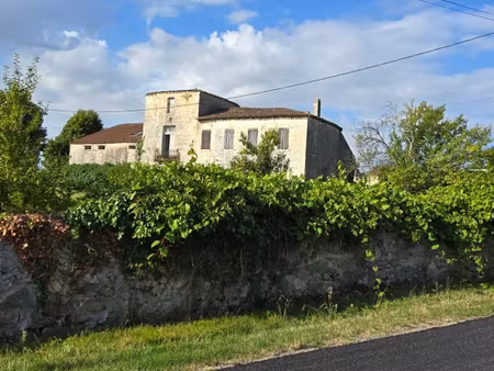 propriété viticole avec ancien manoir du 15ème siècle  chai  maison d'habitation et...
