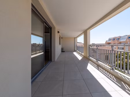 superbe t4 avec terrasse et parking  à deux pas des plages