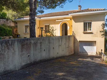 maison de 204 m² avec garage situé dans la pinède en bas du mont saint clair