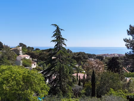 maison d'habitation composée de 3 appartements avec jardin et vue mer