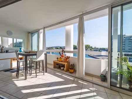 appartement de type 4 dans une résidence sécurisée avec vue sur quai à sète