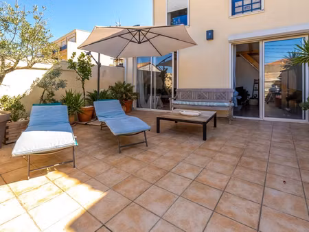 appartement de type 5 avec une terrasse et un parking
