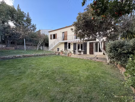 grande maison familiale avec jardin et terrasse