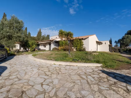 maison 4 pièces de plain-pied de 138 m2 avec piscine