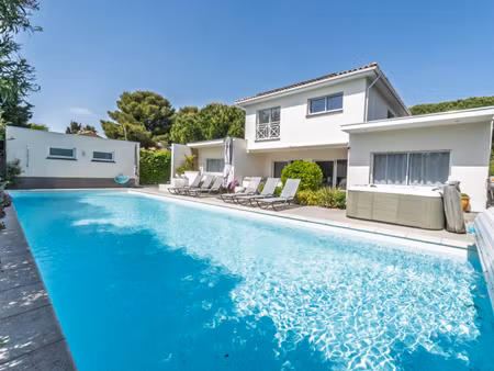 villa contemporaine de 186 m² habitables avec piscine