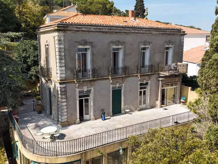 maison de maître du xixe siècle situé sur le mont saint clair à sète