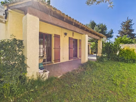 maison de plain pieds sur un terrain arboré