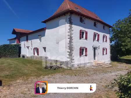 ensemble immobilier de rapport au cœur du pays basque 5 appartements  dépendances et fort.