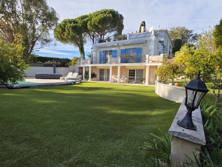 villa moderne de style méditerranéen avec piscine et grand terrain  saint-paul-de-vence