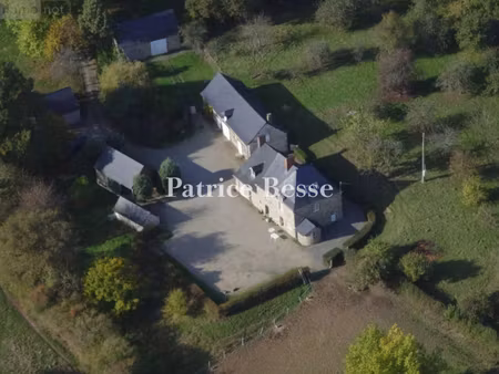 en mayenne  près de laval  un ensemble rural du 17e s.