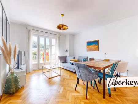 nice californie – grand 2 pièces traversant de 64 m² avec balcons et accès direct...