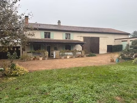 ancienne fermette et dépendances. au calme.