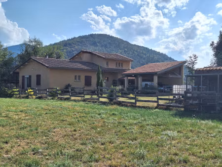 grande maison de village indépendante avec terrain arboré et vue dégagée