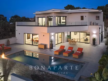 saint-aygulf exclusivite : villa contemporaine neuve – position dominante – vue sur la...
