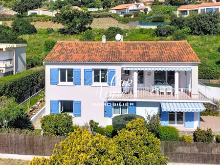 propriété au calme avec vue mer dans le très recherché quartier d'aiguebelle