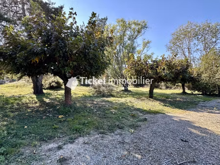 ? terrain constructible 712m²