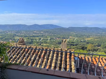 à vendre dans le village de grimaud : ensemble de deux maisons de village à rénover  avec.