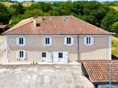 propriété 10 pièces de 400m2 avec 2 logements indépendants  piscine et dépendances