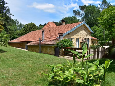 magnifique ensemble en pierres  grange en bois et forêt attenante