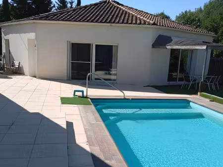 maison moderne de plain pied d'environ 165m2 avec jardin et piscine
