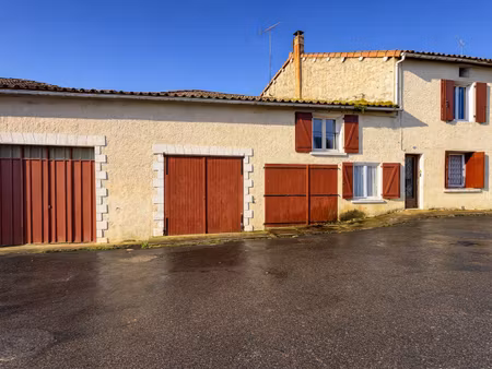 maison de ville avec trois chambres  une cour-jardin et deux grands garages