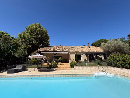 maison en pierre avec piscine et jardin paysagé