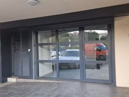 location locaux professionnels 77 m² à ajaccio (20000)  900 €