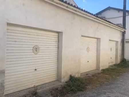 location parking 15 m² à saintes (17100)  70 €