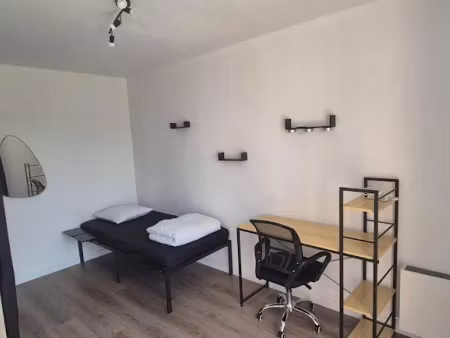 location meublée locaux professionnels 4 pièces 75 m² à rennes (35000)  490 €