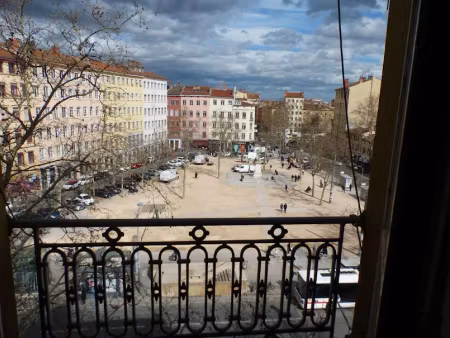 location appartement 3 pièces 94 m² à lyon 1er (69001)  1 472 €