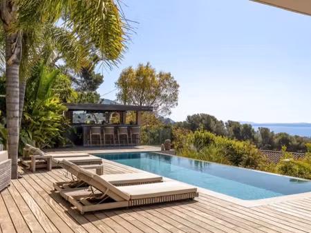 maison avec piscine en bord de mer carqueiranne (83)