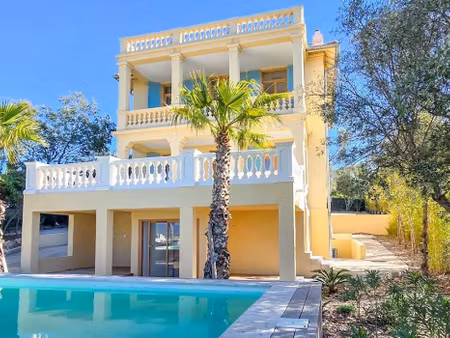 villa avec piscine en bord de mer saint-raphael (83)