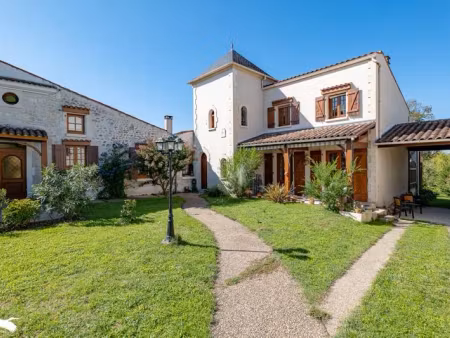 vente maison 9 pièces 218 m² à bussac-sur-charente (17100)  369 600 €