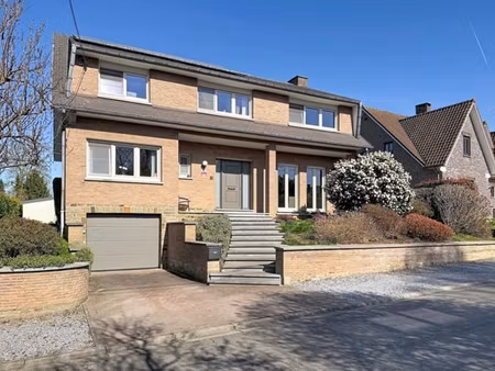 spacieuse villa 4 façades bien située