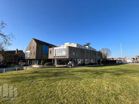 espaces de bureaux modernes avec terrasse et emplacement ...