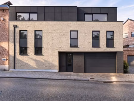 terrain avec permis accepté pour immeuble de 3 appartements.