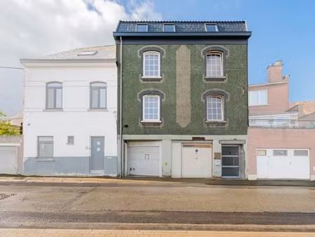 immeuble de rapport (5 unités) et 2 garages au centre de hal