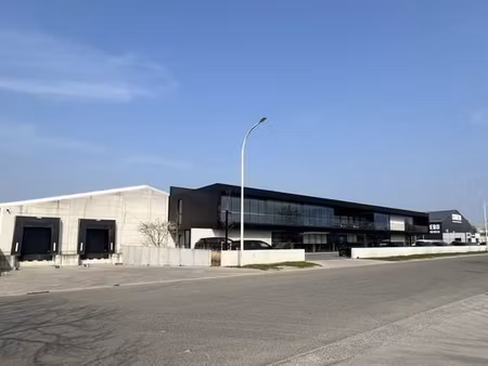 bâtiment d'entreprise récent avec de beaux bureaux à louer