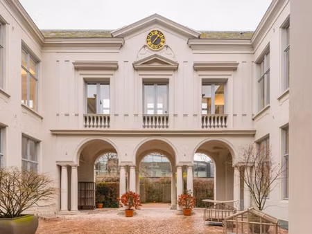 patrimoine rococo intemporel avec jardin intérieur au cœur d