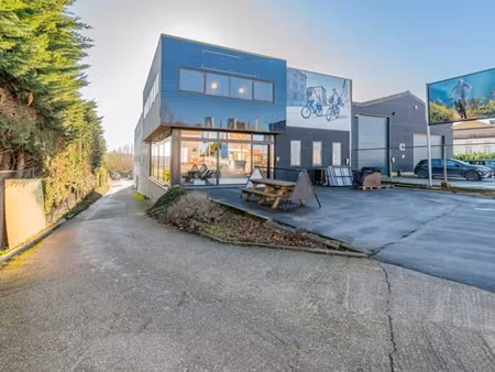 bâtiment rénové de ±1.000 m² avec parking