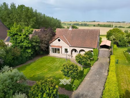 ruime woning met zicht op velden van de vlaamse ardennen