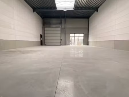 à louer – unité pme neuve de 240 m² avec 3 emplacements de p