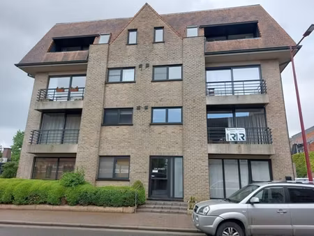 ruim appartement met garage.
