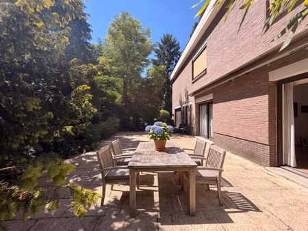 appartement quatre chambres avec terrasse et jardin